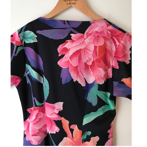 Deep V floral dress - Picture 2 of 6