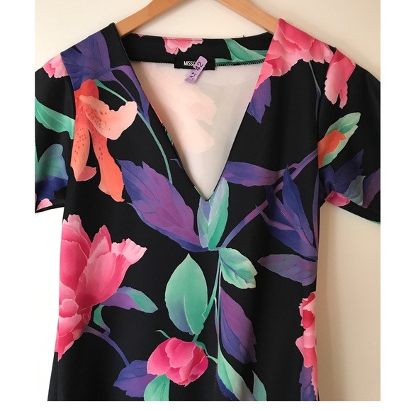 Deep V floral dress - Picture 3 of 6