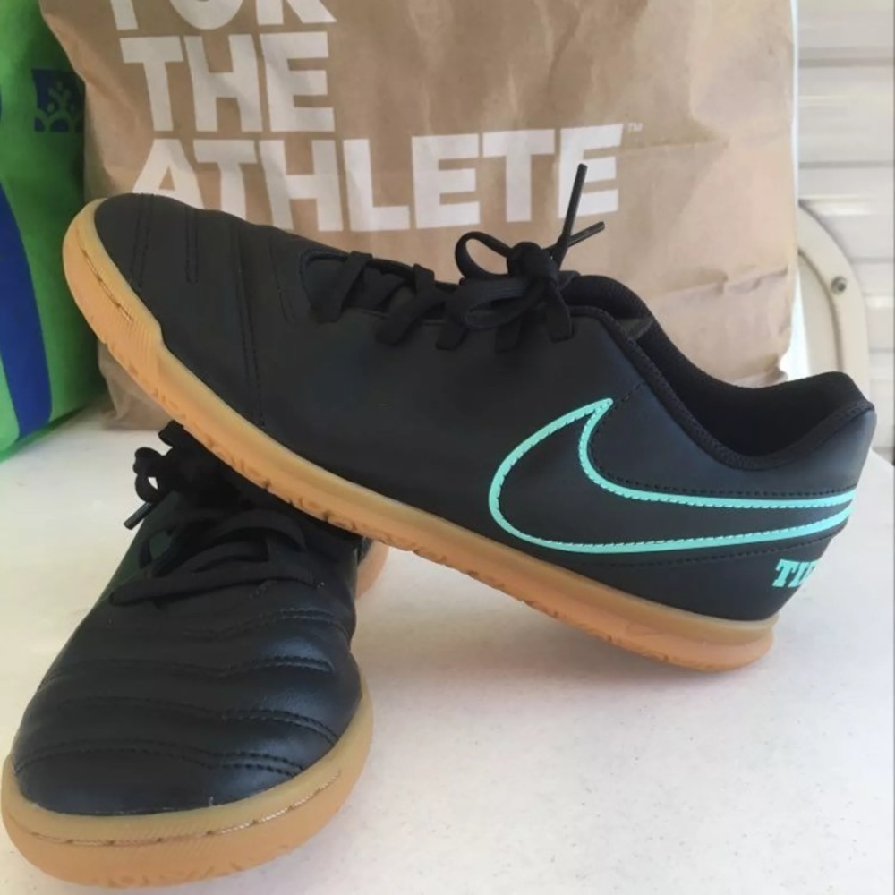 Nike tiempo indoor cleat