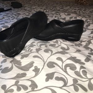Black sanita clogs