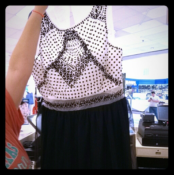 Formal dress - Picture 1 of 1