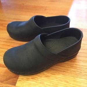 Black oiled leather dansko