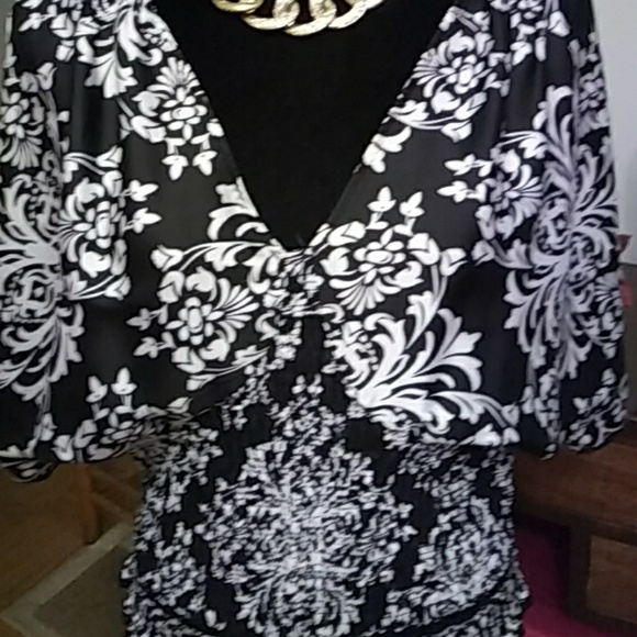 Beautiful blouse - Picture 2 of 2