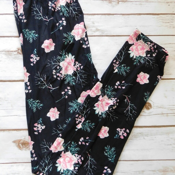 Black Leggings With Pink Roses NWT - Picture 1 of 1