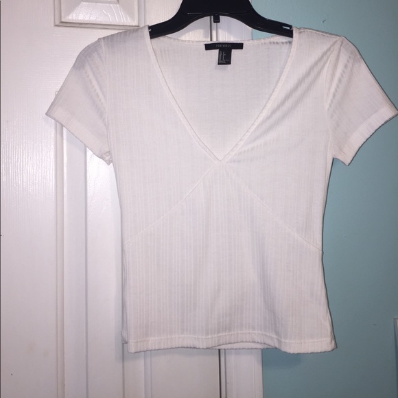 Forever 21 Tops - Super cute crop top 🌸