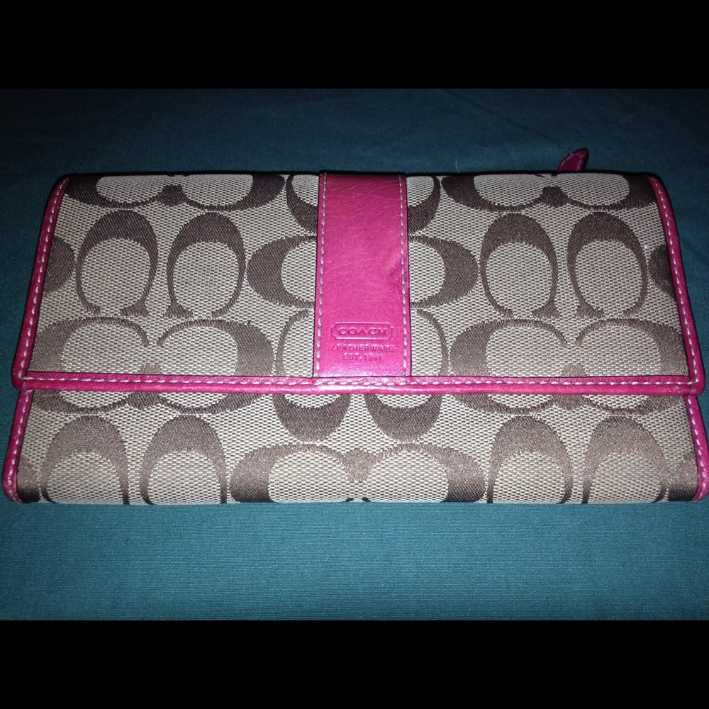 Gently used coach wallet. Cute!!