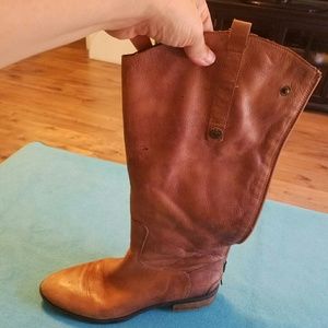 Riding boots with back zipper