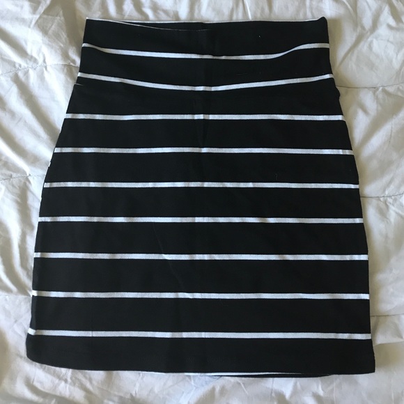 Two black and white mini skirts - Picture 3 of 3