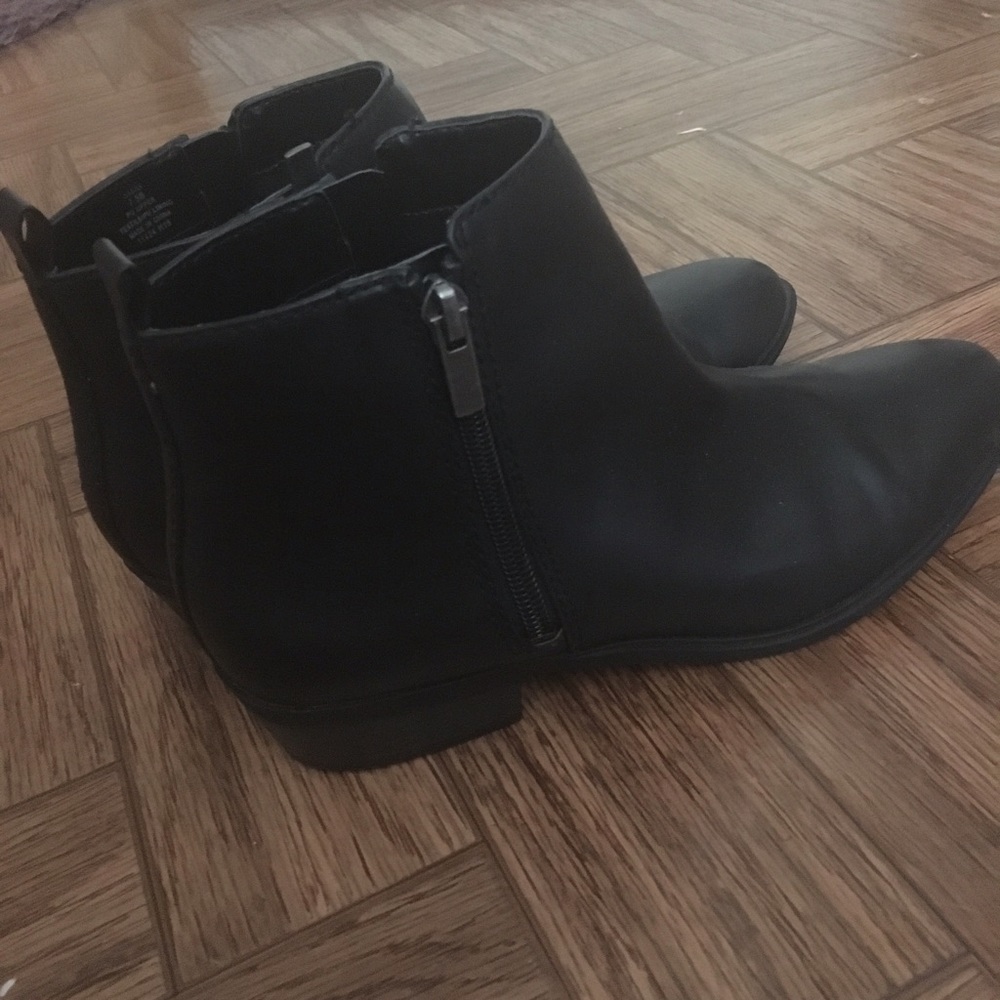 Chaps ankle booties 7.5