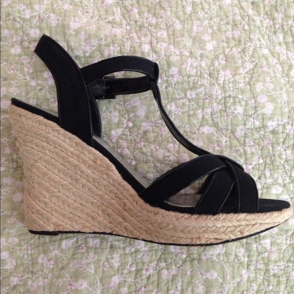 ♠️ GUESS black wedges