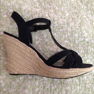 ♠️ GUESS black wedges