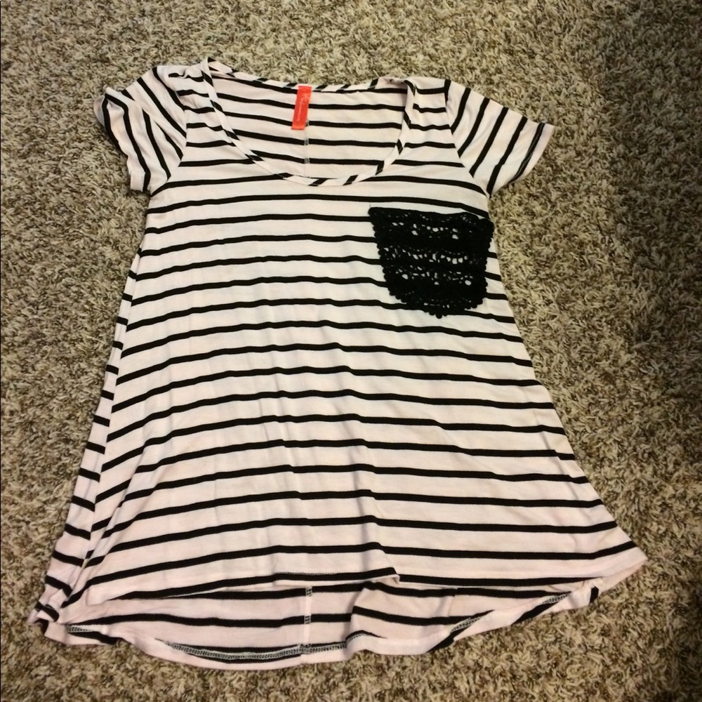 Striped tee with lace pocket detail