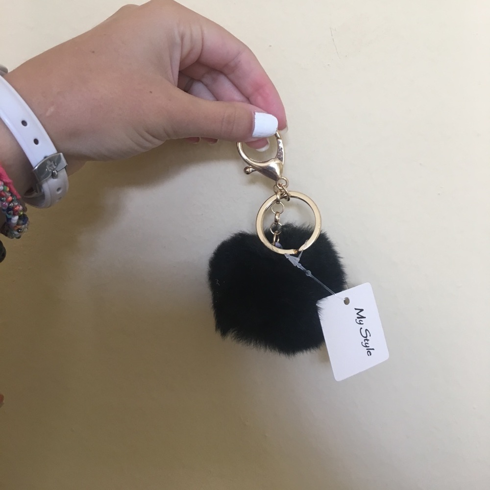 Puff Ball keychain - Picture 1 of 1