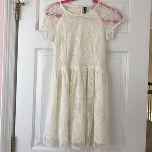 H&M Cream Lace Short Sleeved Dress