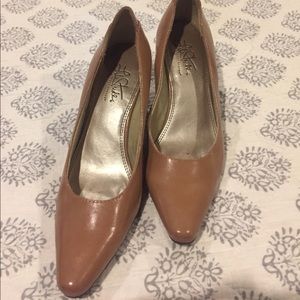 LIFESTRIDE TAN PUMPS