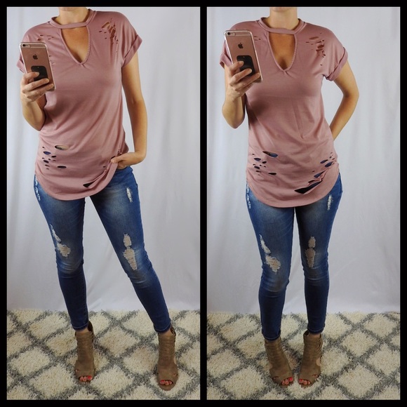 Tops - 1 LEFT ‼️ Destructive V-Neck Choker Top
