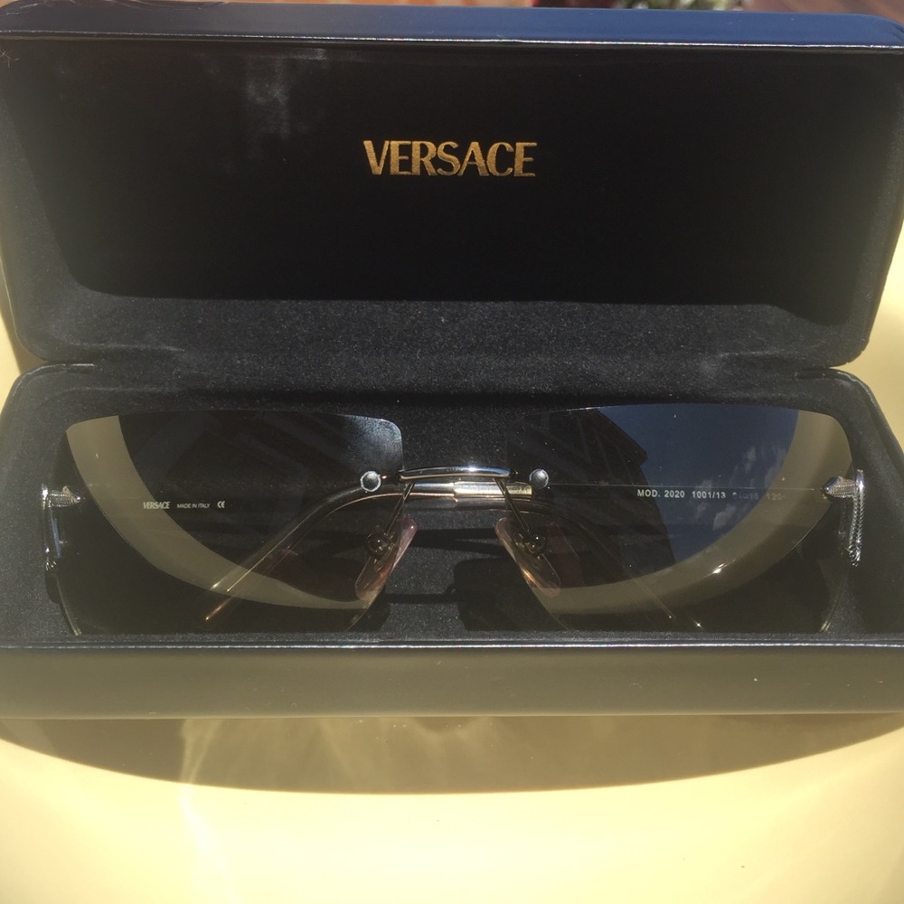 Authentic Versace Sunglasses-- like New w/case😎 - Picture 2 of 4