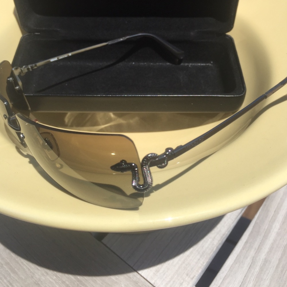 Authentic Versace Sunglasses-- like New w/case😎 - Picture 3 of 4