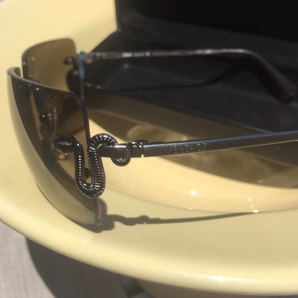 Authentic Versace Sunglasses-- like New w/case😎 - Picture 4 of 4