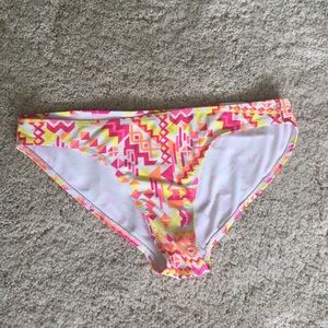 Patterned bikini bottom 👙