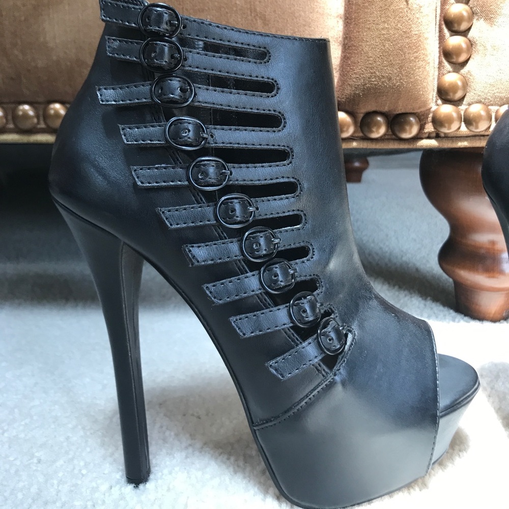 Shi platform black buckle heels