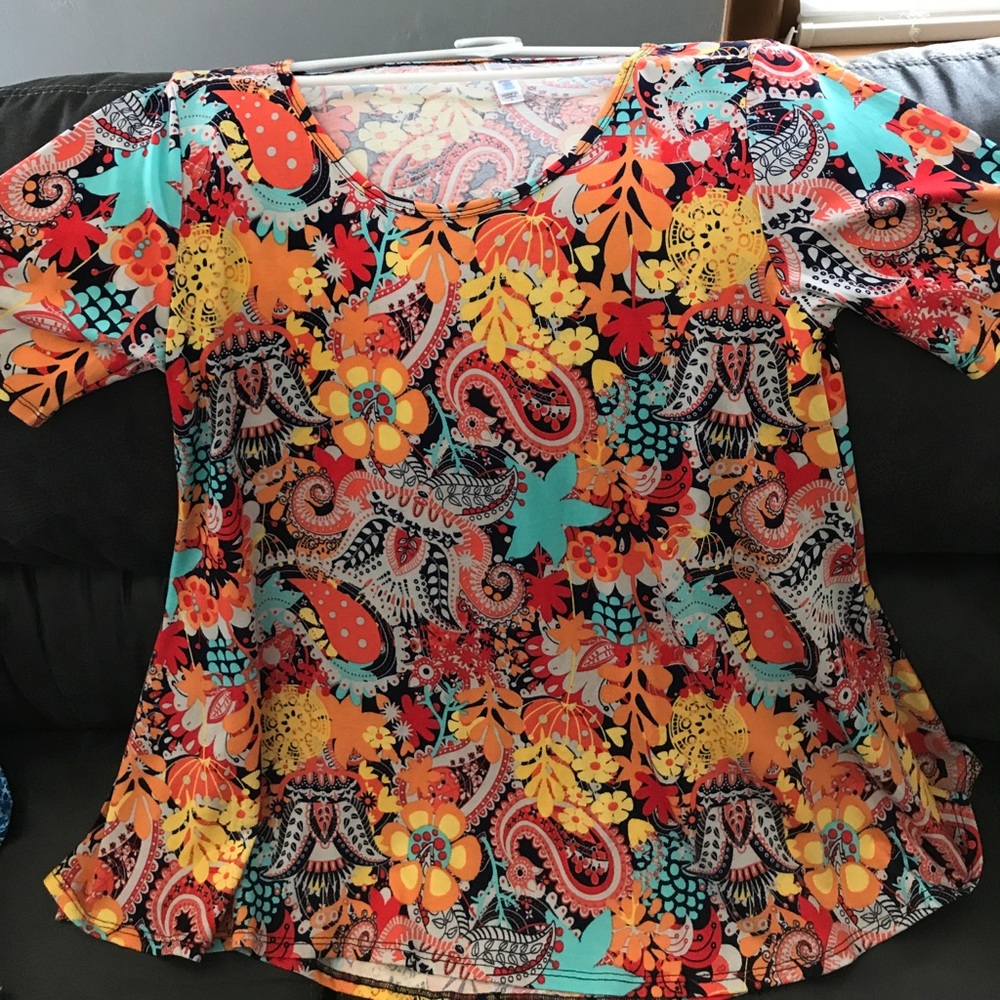 LulaRoe Perfect Tee Size Small. NWOT.