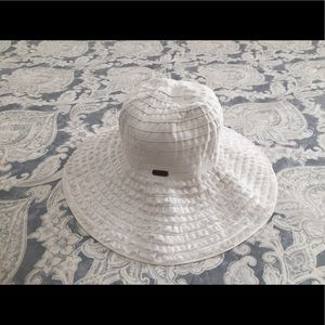 White beach hat