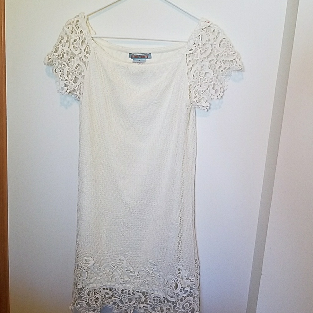 Vintage inspired lace dress with cap-sleeves.