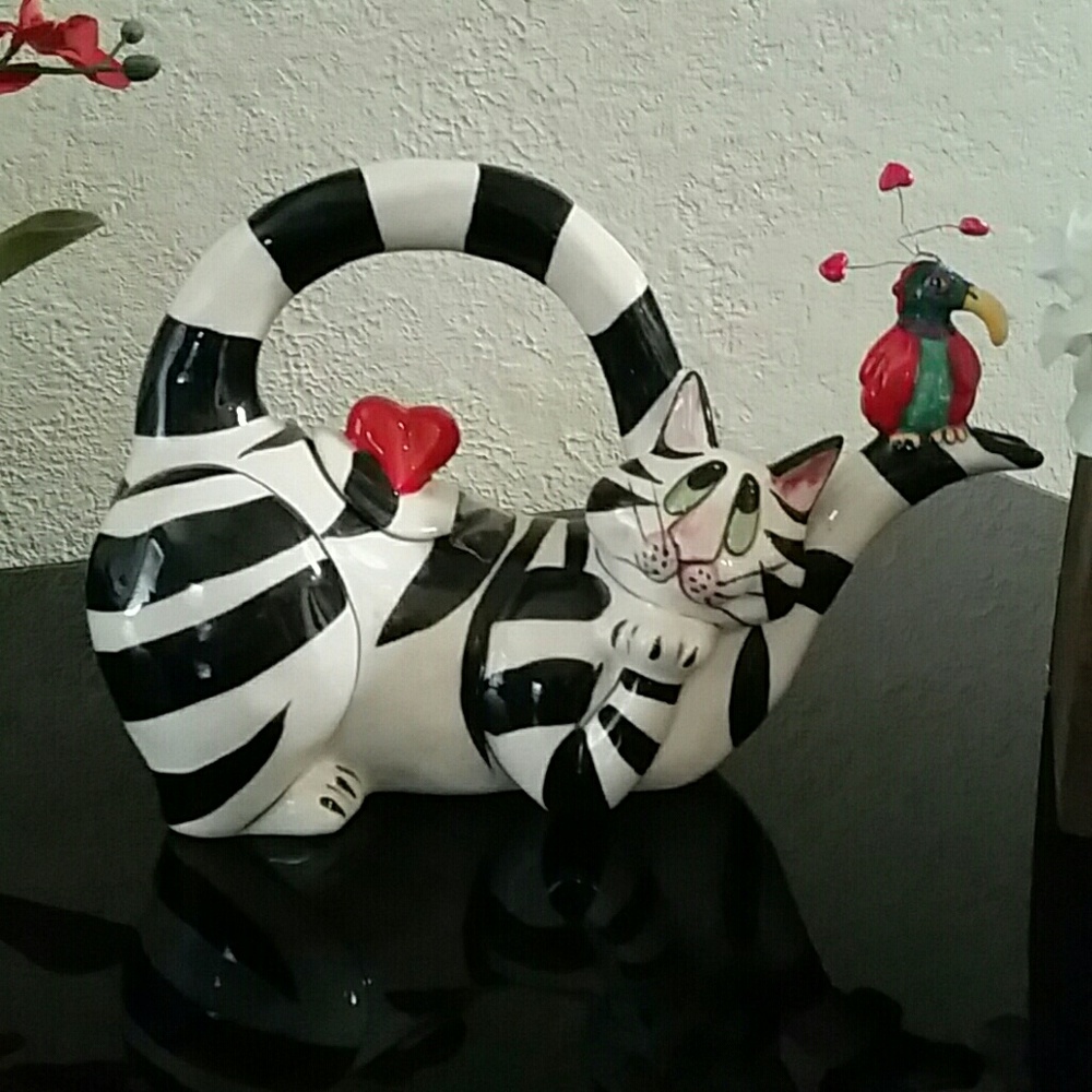 Clancy hearts  ceramic black and white tea pot