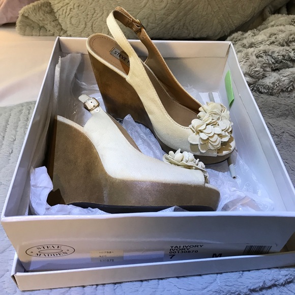 Steve Madden Tai Ivory Wedges - Picture 2 of 6