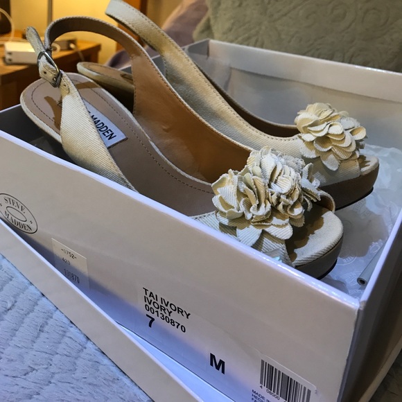 Steve Madden Tai Ivory Wedges - Picture 5 of 6