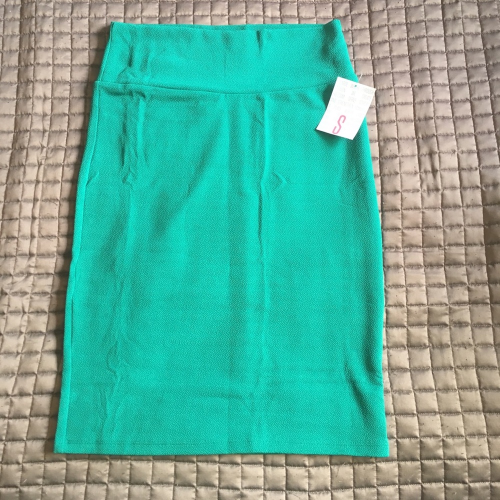 *Has to go, make an offer!* Lularoe Cassie skirt