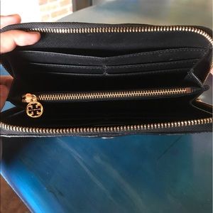 Gently used Tory Butch zip around wallet ❤️