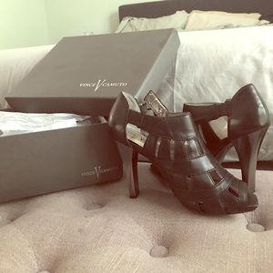 NIB Vince Camuto peep toe cut out heel