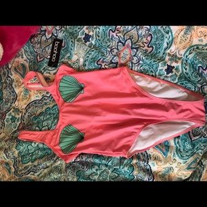 One piece shell breast swim suit