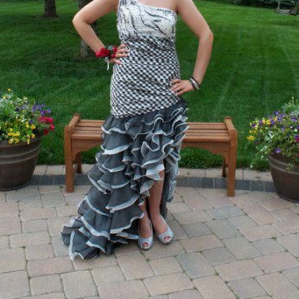 PROM DRESS - Picture 2 of 4