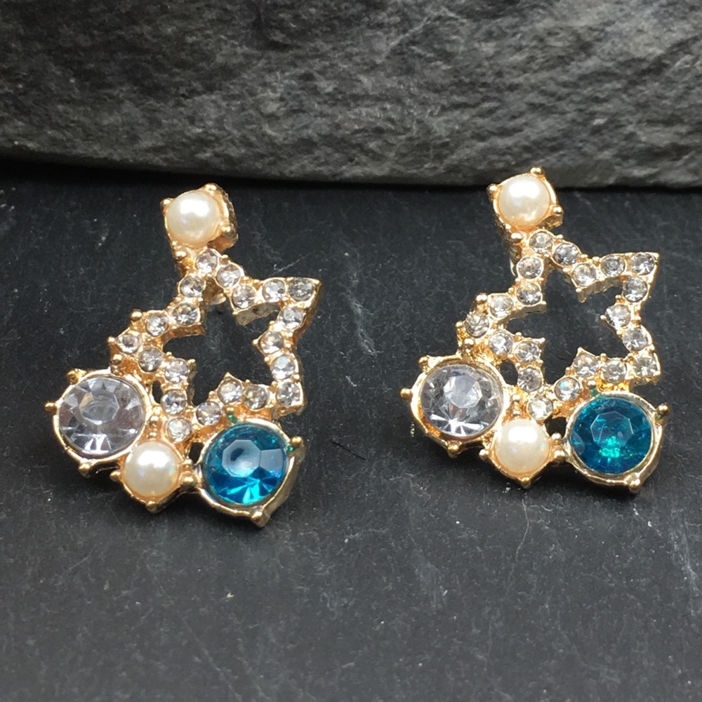 Rhinestone Star Stud Earrings - Picture 5 of 8