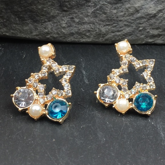 Rhinestone Star Stud Earrings - Picture 5 of 8