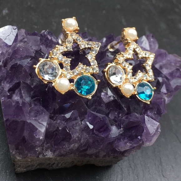 Rhinestone Star Stud Earrings - Picture 6 of 8