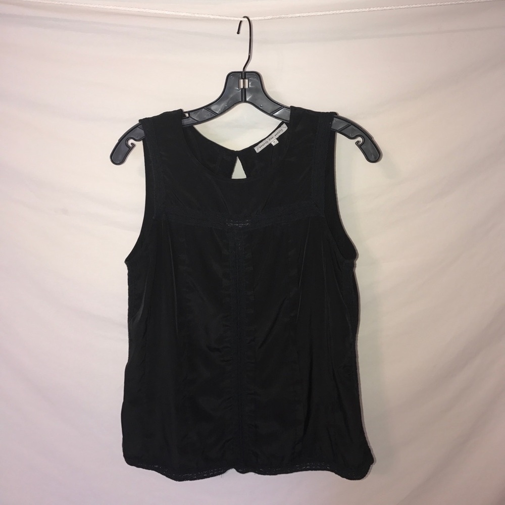 Sleeveless blouse with lace detail