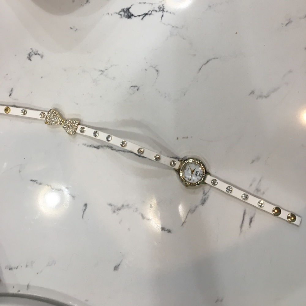 Very pretty white watch good for any occasion!!!!!