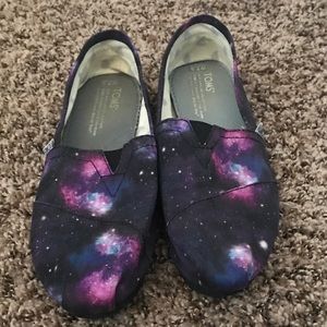 Toms classic slip ons. Galaxy print.