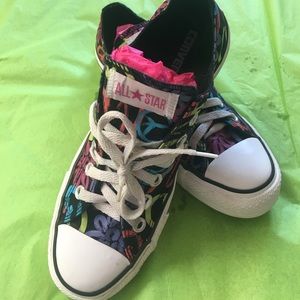 🔥Sale🔥 Converse flowers and ✌🏼peace signs! Sz 8