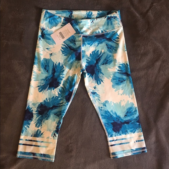 Fabletics Pants - Fabletics salar crop leggings im bloom L 10/12