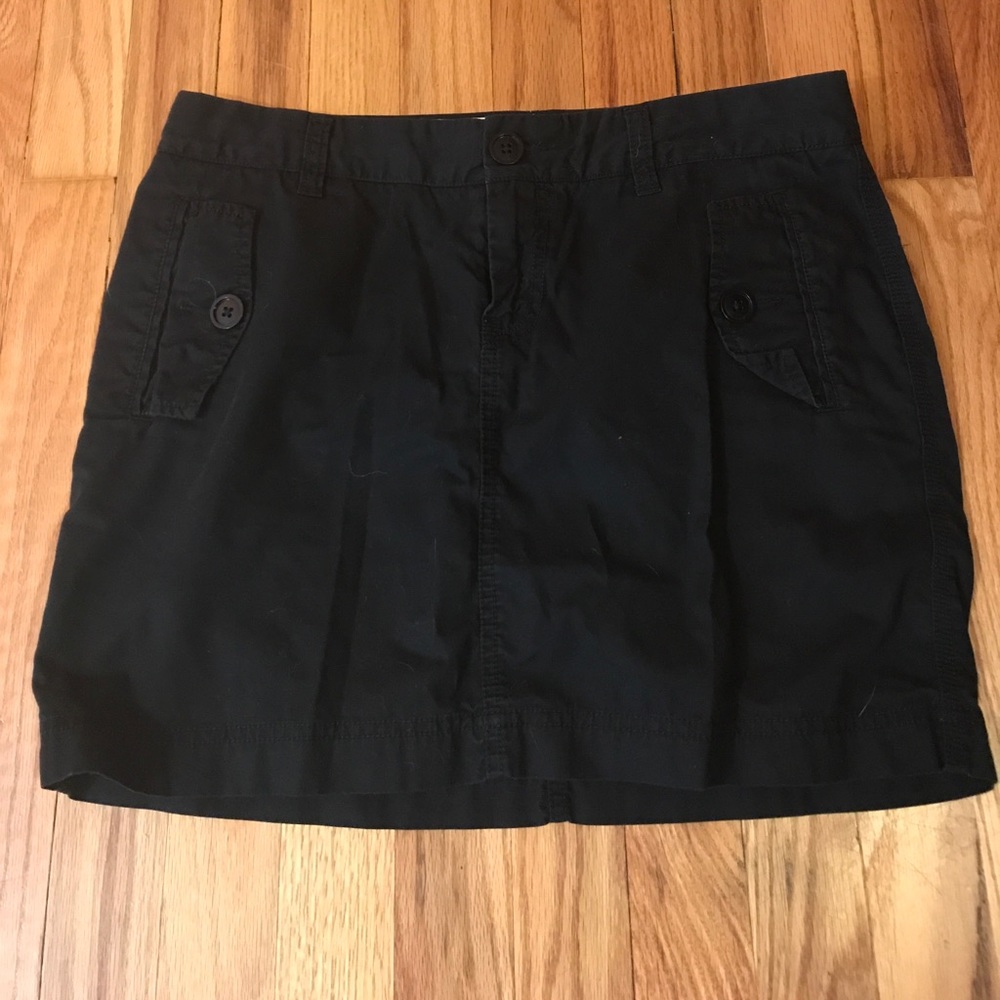 Black Gap mini skirt with buttoned pockets. EUC