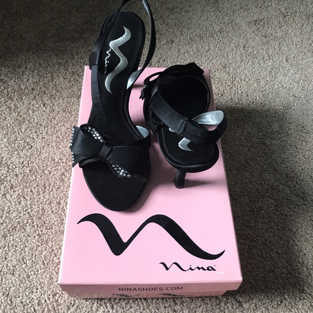 Size 7.5 Nina black sandals with bows and crystals
