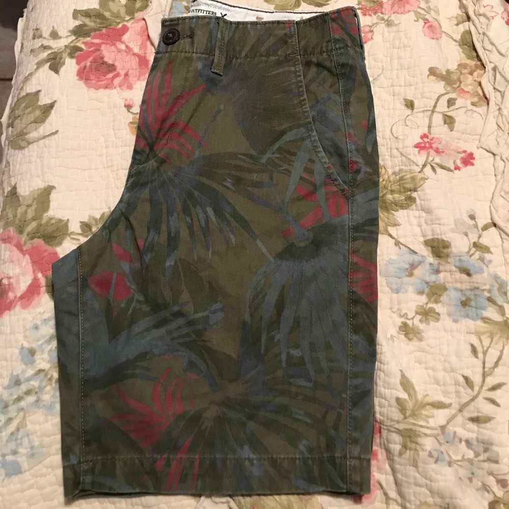 Men's American Eagle flat front floral  print shorts