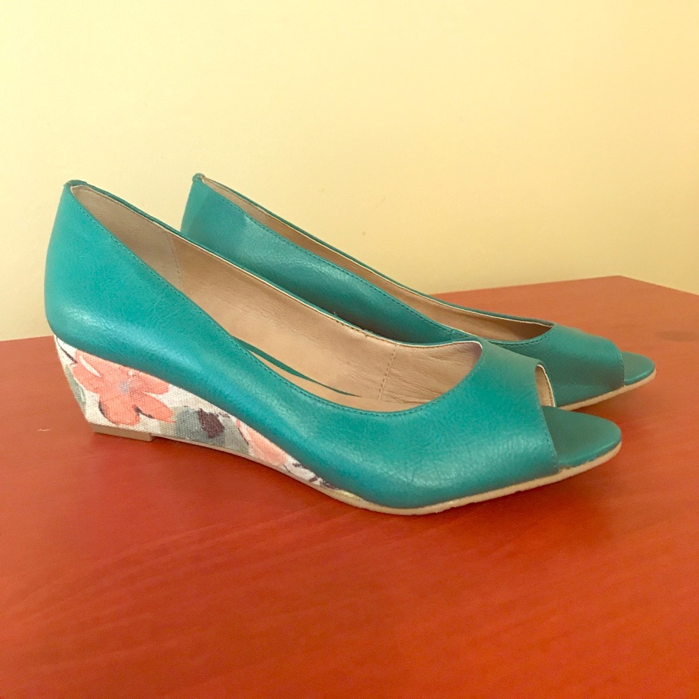 vegan, peep toe green wedges by Neuaura.