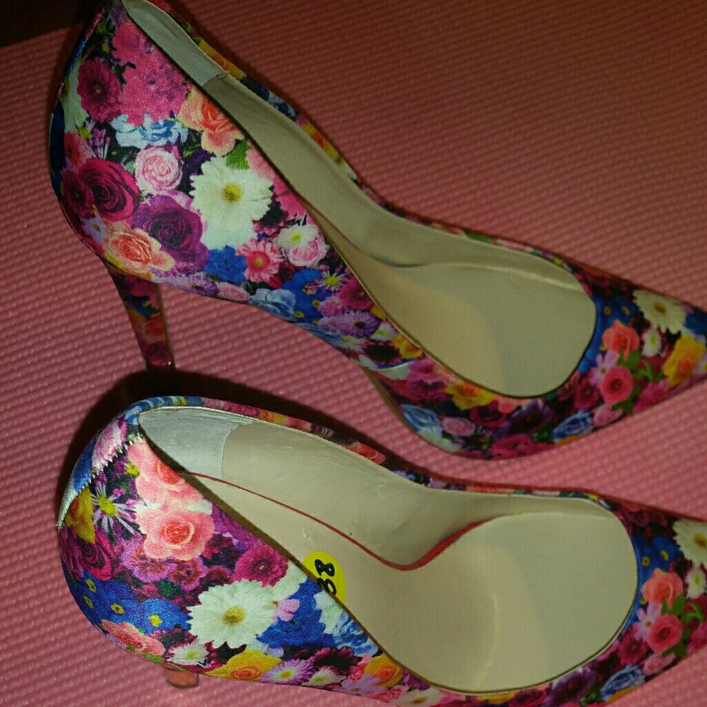 guess heels - Picture 2 of 4