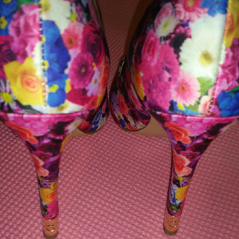 guess heels - Picture 3 of 4